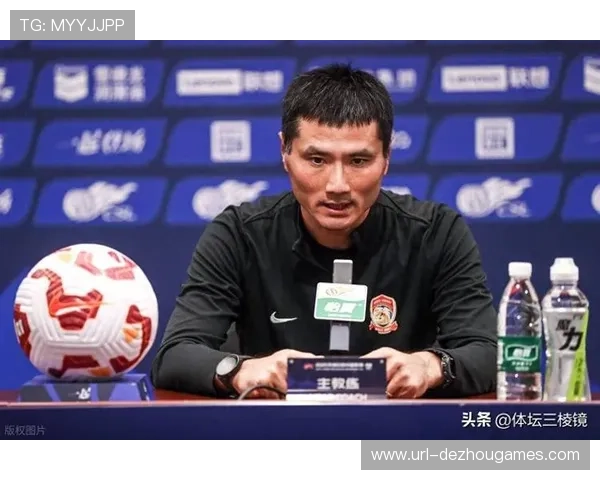 邵佳一出任国足主帅后首次公开露面,现身U22比赛认真做笔记 邵佳一出任国足主帅后首次公开露面,现身U22比赛认真做笔记