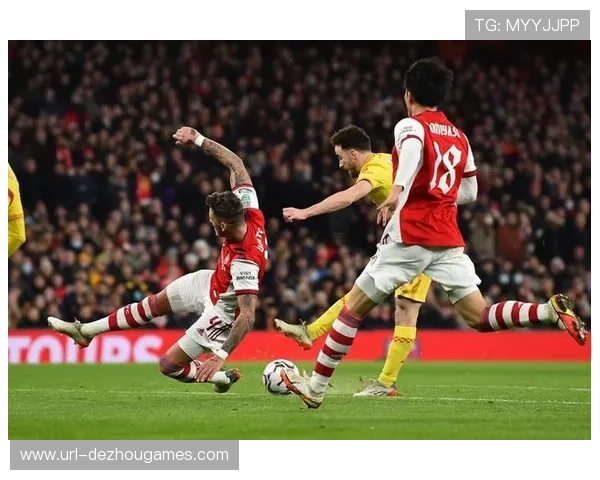 终场哨响塔帅紧握拳头，阿森纳球员拥抱庆祝登顶